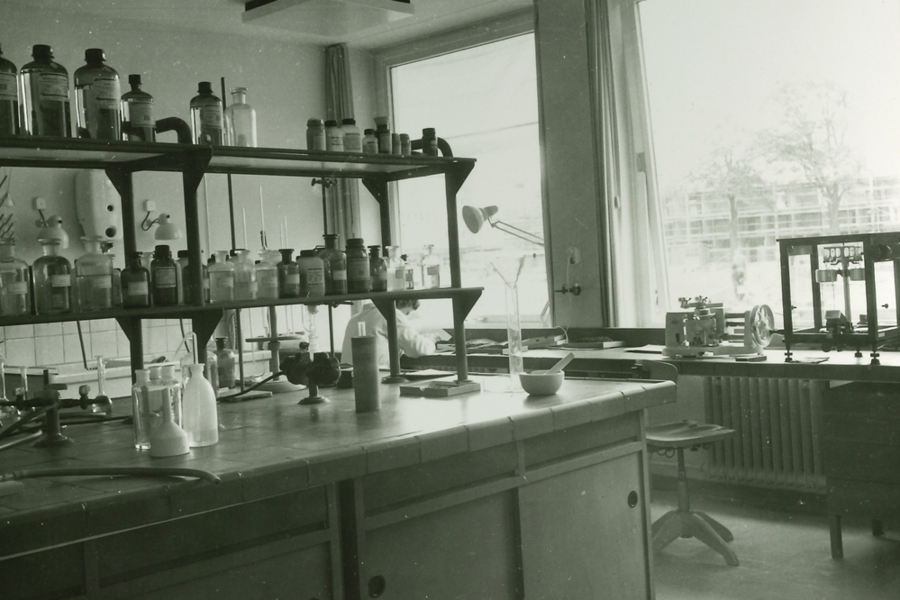Originalaufnahme aus 1960 mit Blick in das 1960 neu eingerichtete „chemische Laboratorium“