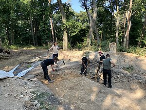 Ausgrabungssituation mit Forschenden auf der Grabungsfläche