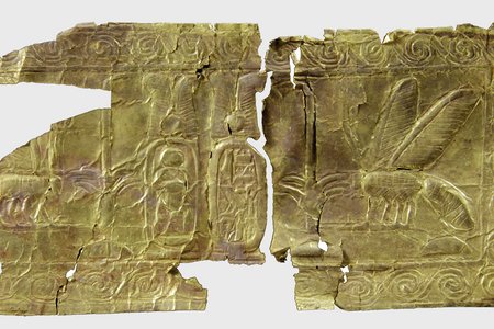 Goldblech mit Darstellung der mit Sonnescheibe und  Doppelfedern verzierten Königskartuschen des Tutanchamun