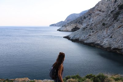 Mediterrane Küstenlandschaft auf der Insel Gioura, Griechenland.