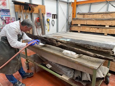  Restaurator Markus Wittköpper reinigt die Holzrohre einer mittelalterlichen Wasserleitung aus dem havarierten Stadtmuseum Ahrweiler in der Konservierungswerkstatt für Holz des LEIZA.