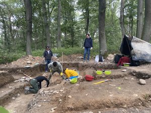 Ausgrabungstätte mit Studentinnen und Studenten im Wald auf dem Kapellenberg