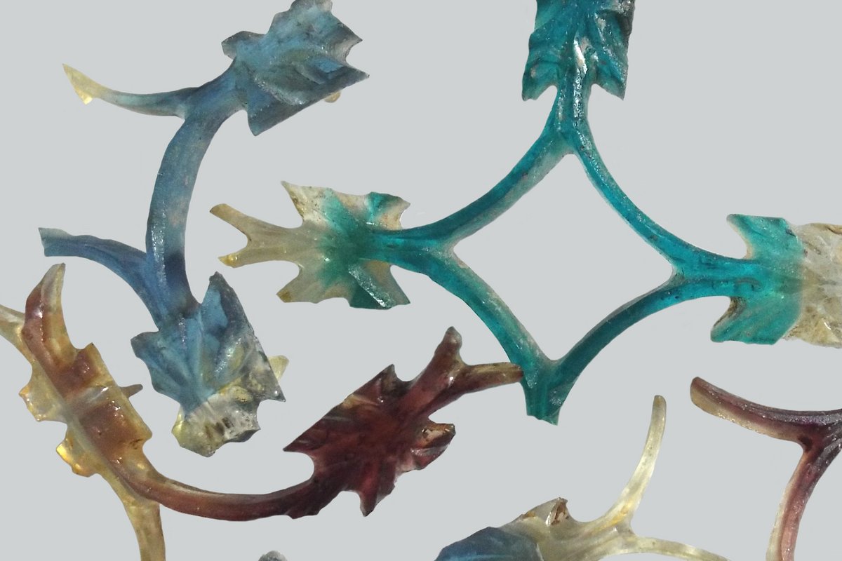 Detailaufnahme mit Fragmenten eines mehrfarbigen Diatretglases aus dem Historischen Museum Yambol