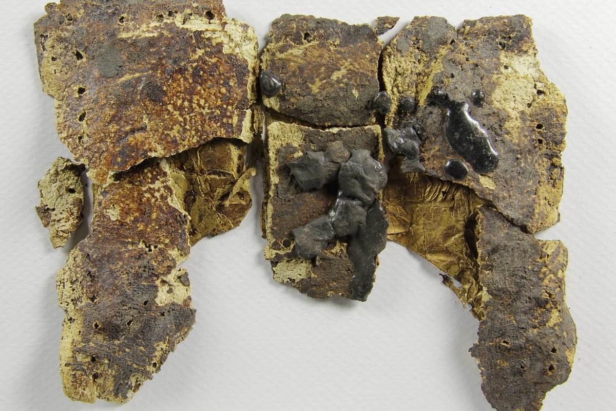 Rückseite einer der fragmentarisch erhaltenen Goldblechapplikation
