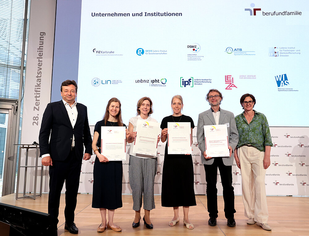 Veranstaltungsbild Christiane Nowak-Lipps nahm die Auszeichnung am 18. Juni im Namen des LEIZA entgegen.