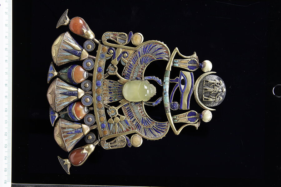 Pektoral mit kryptographischer Namensnennung Tutanchamuns. Zentrales Element ist eine wunderschön gearbeitete Einlage in Form eines Skarabäus aus Libyschem Wüstenglas