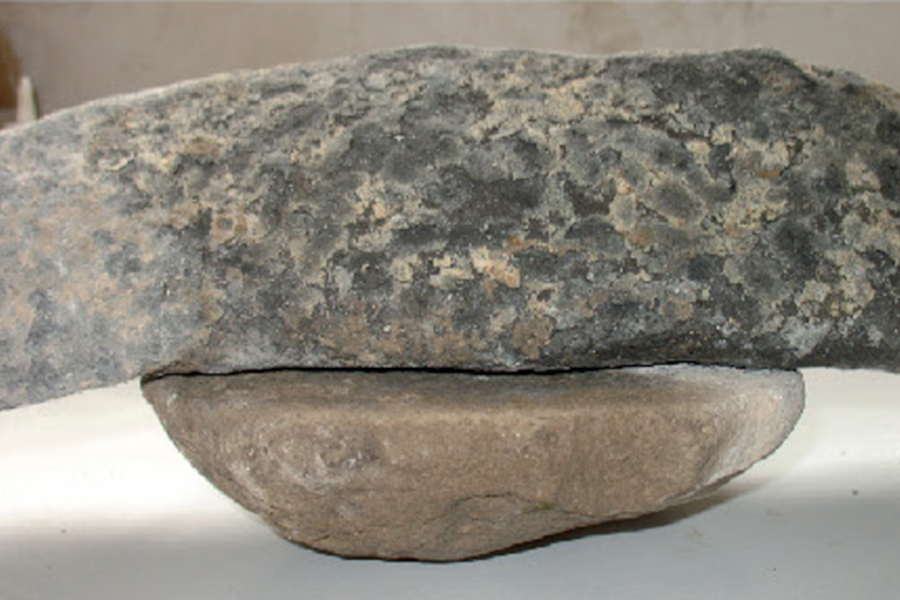 Reibstein-Läufer aus Basaltlava und Unterlieger aus quarzitischen Sandstein
