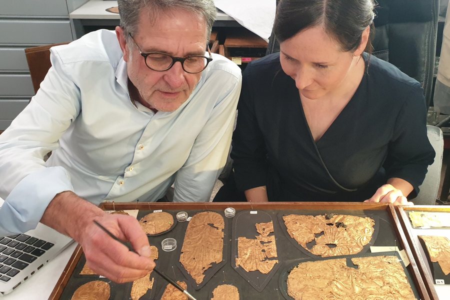 LEIZA-Generaldirektorin Prof. Dr. Alexandra W. Busch und Christian Eckmann betrachten im Ägyptischen Museum Kairo die Goldbleche aus Tutanchamuns Grab. 