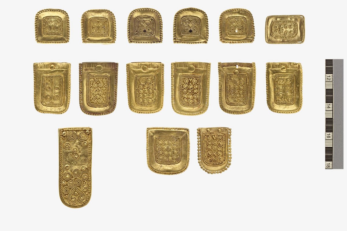 Mehrere granulierverzierte Beschlagplatten und Riemenzungen einer vielteiligen goldenen Gürtelgarnitur; mutmaßlicher Grabfund der 1. Hälfte des 7. Jahrhunderts nach Christus aus dem nordwestlichen Iran