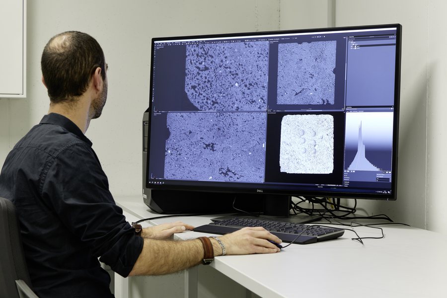 Laborleiter Ivan Calandra schaut sich die Scans auf einem Bildschirm an.