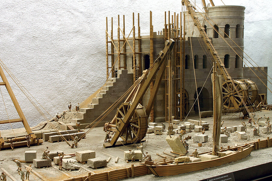 Veranstaltungsbild Dieses Modell, zu sehen im Historischen Museum der Stadt Regensburg, veranschaulicht die Errichtung der Mauer des römischen Legionslagers „Castra Regina“ im Bereich der Porta Praetoria.