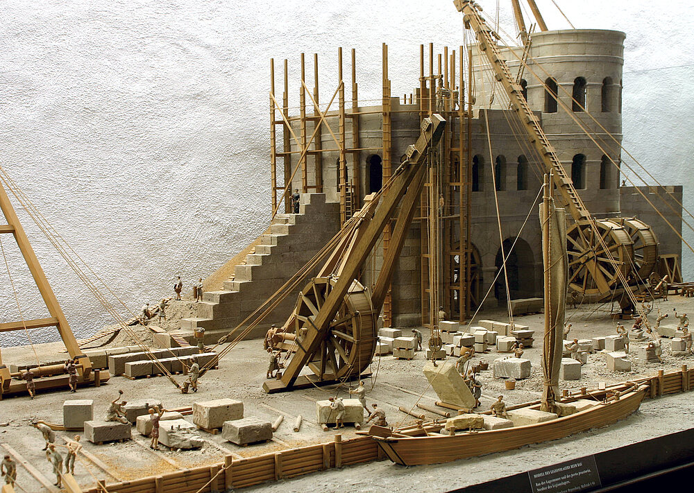 Veranstaltungsbild  Dieses Modell, zu sehen im Historischen Museum der Stadt Regensburg, veranschaulicht die Errichtung der Mauer des römischen Legionslagers „Castra Regina“ im Bereich der Porta Praetoria.